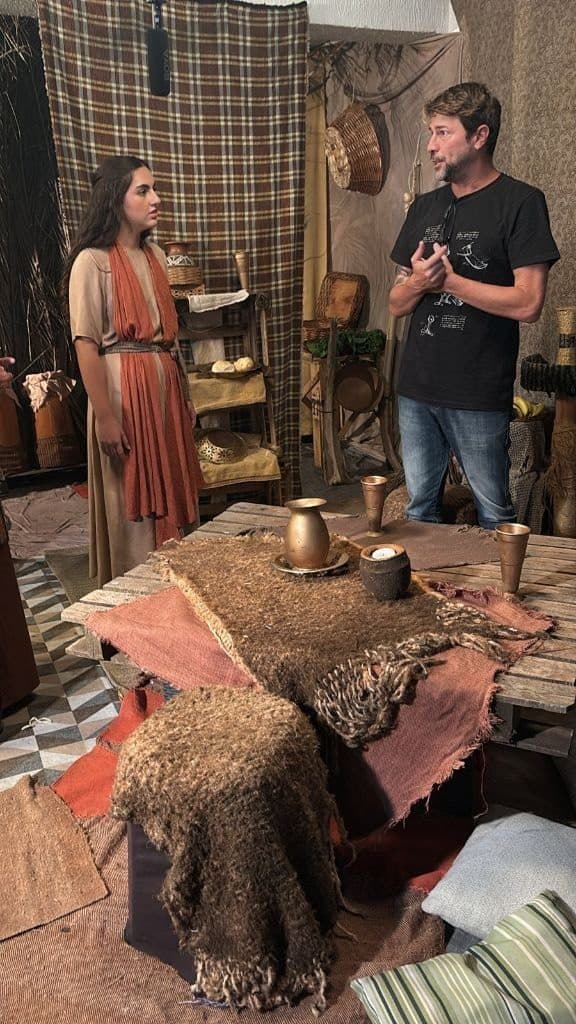 Diretor ensaiando com atriz no cenário